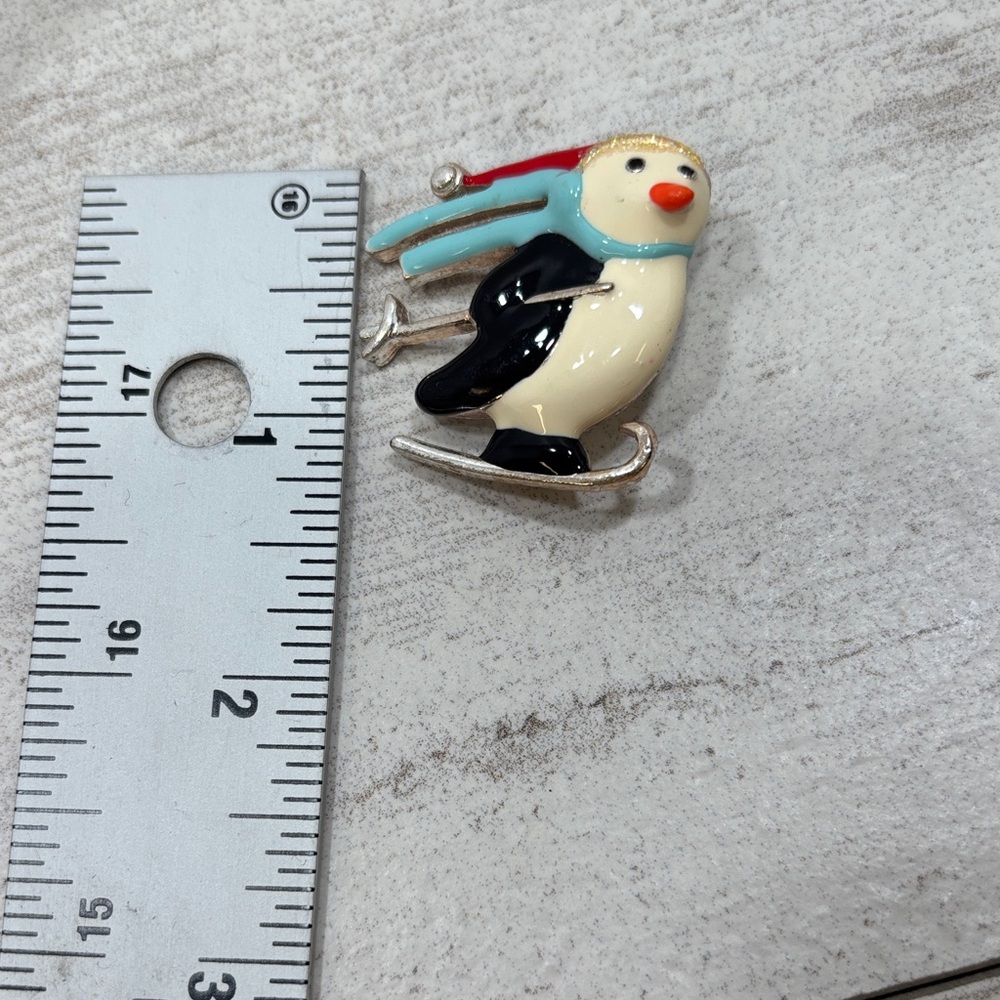 Vintage Chirstmas Penguin Holiday Wishes Skating Christmas Retro Broch Pin - Picture 3 of 5